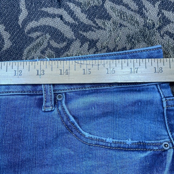 Time and Tru Women's Denim Shorts Mid Rise Cuffed Hem Medium Wash Size 14 C - Picture 4 of 6